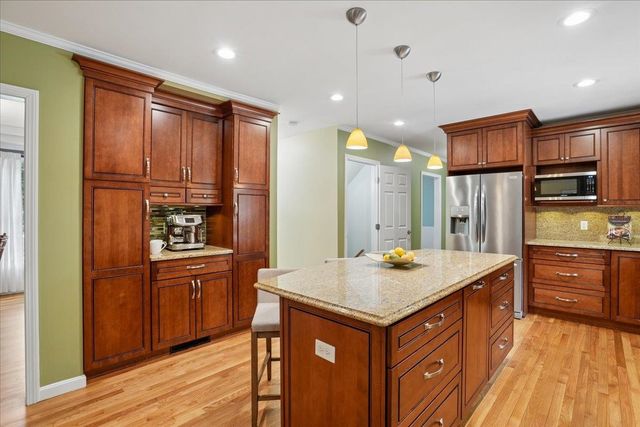 6 Sterling Drive, Londonderry, NH 03053
