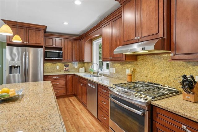 6 Sterling Drive, Londonderry, NH 03053