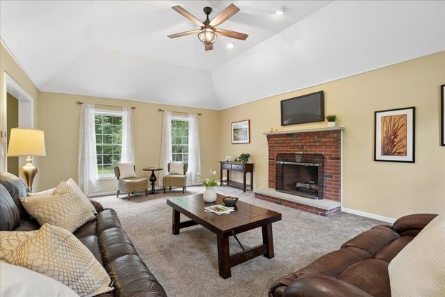 6 Sterling Drive, Londonderry, NH 03053