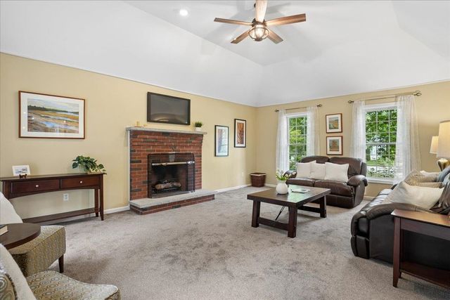 6 Sterling Drive, Londonderry, NH 03053