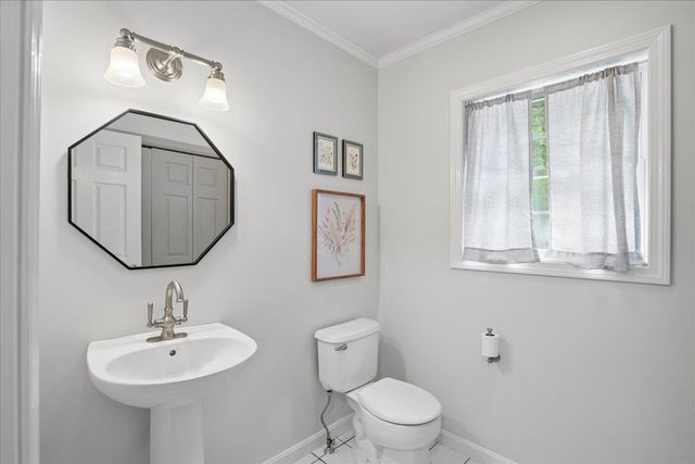 6 Sterling Drive, Londonderry, NH 03053