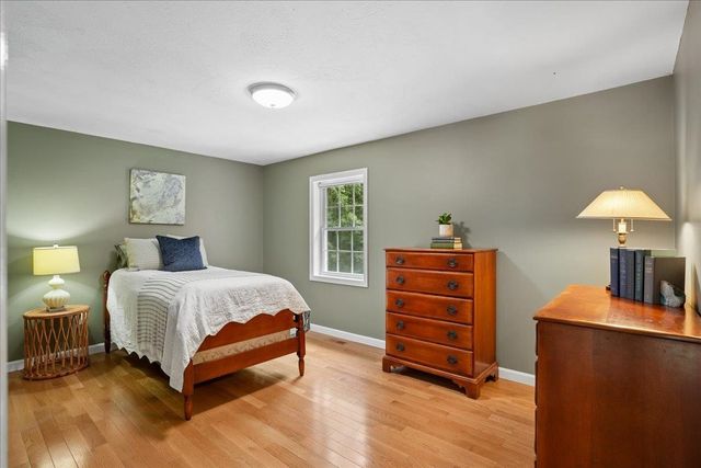 6 Sterling Drive, Londonderry, NH 03053