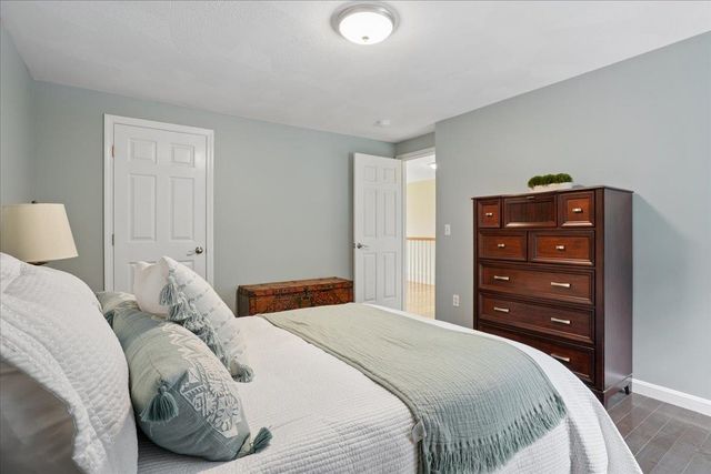 6 Sterling Drive, Londonderry, NH 03053