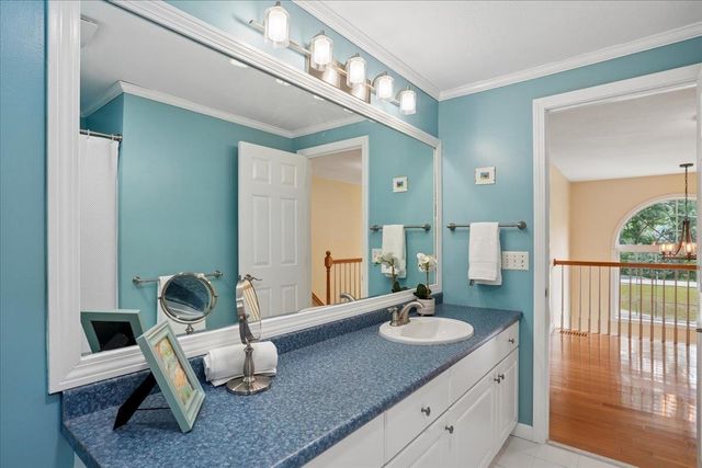 6 Sterling Drive, Londonderry, NH 03053