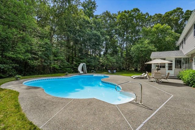 6 Sterling Drive, Londonderry, NH 03053