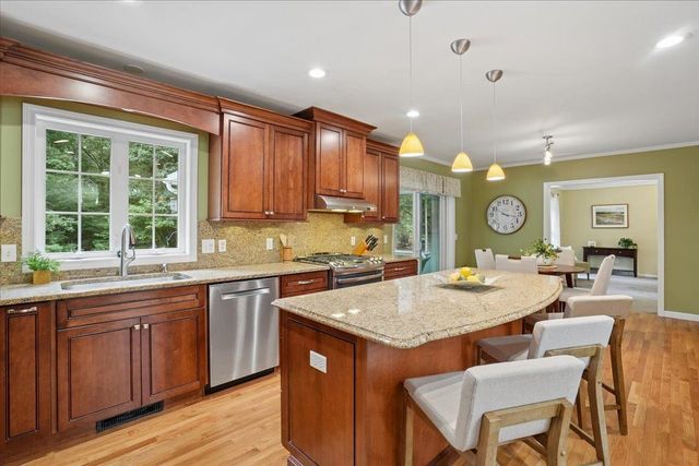 6 Sterling Drive, Londonderry, NH 03053