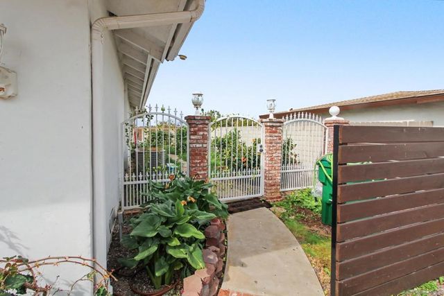 4045 Via Los Padres, Oceanside, CA 92057