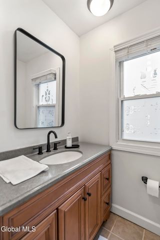 18 Mountainview Terrace, North Greenbush, NY 12144