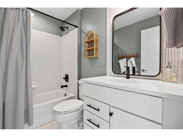 24996 E Geddes Cir, Aurora, CO 80016