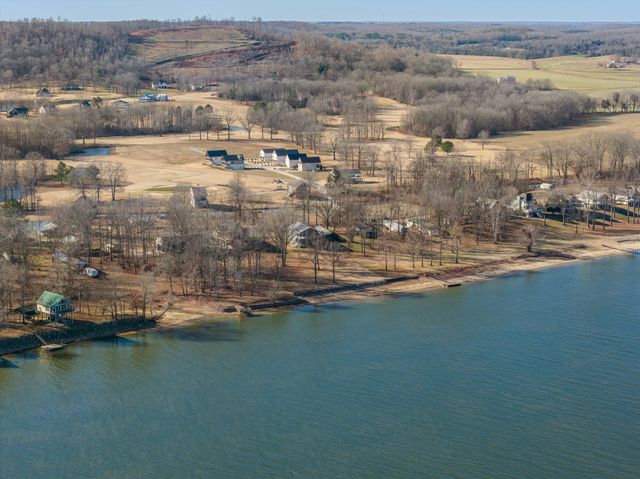 222 Fairway Villa Ln, Decaturville, TN 38329