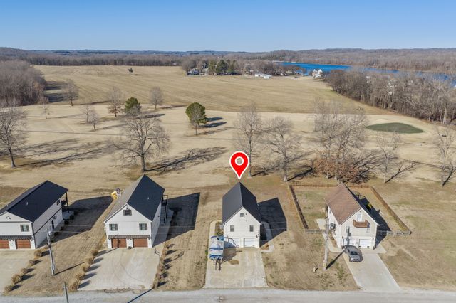 222 Fairway Villa Ln, Decaturville, TN 38329