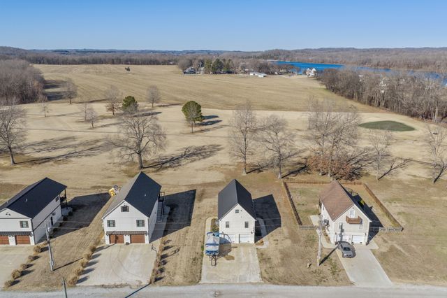 222 Fairway Villa Ln, Decaturville, TN 38329