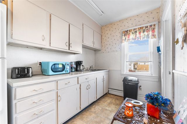 2 Chilton Street, Bristol, RI 02809