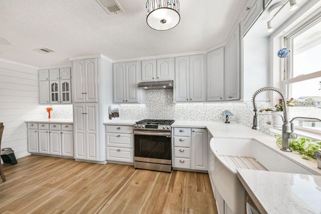 1126 Redfish Street, Bayou Vista, TX 77563