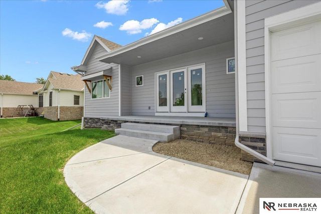 808 Grandview Drive, Louisville, NE 68037