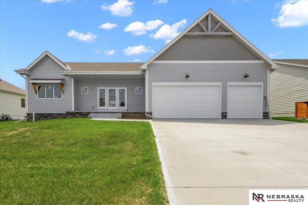 808 Grandview Drive, Louisville, NE 68037