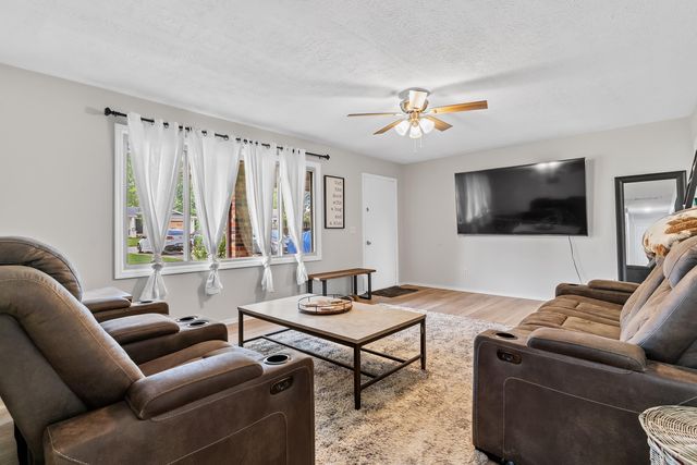 6946 W Lone Oak Street, Springfield, MO 65803