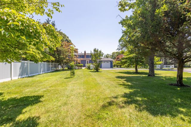 8275 Skunk Lane, Cutchogue, NY 11935