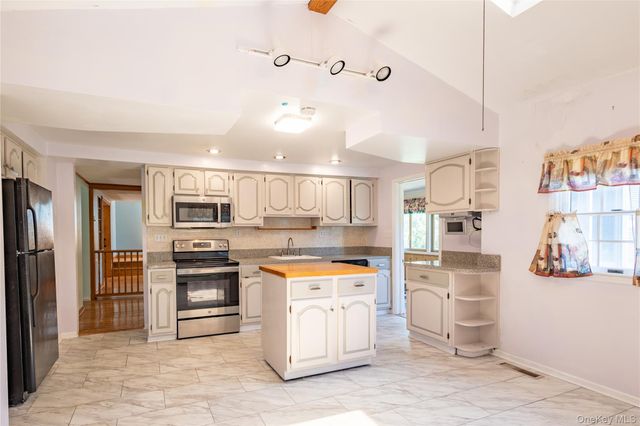 8275 Skunk Lane, Cutchogue, NY 11935