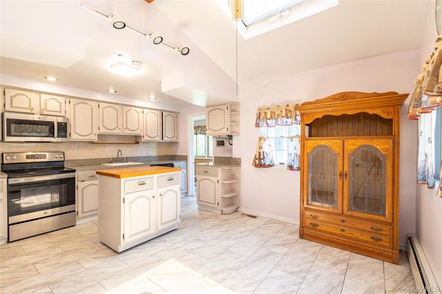 8275 Skunk Lane, Cutchogue, NY 11935