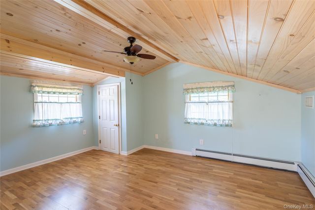 8275 Skunk Lane, Cutchogue, NY 11935