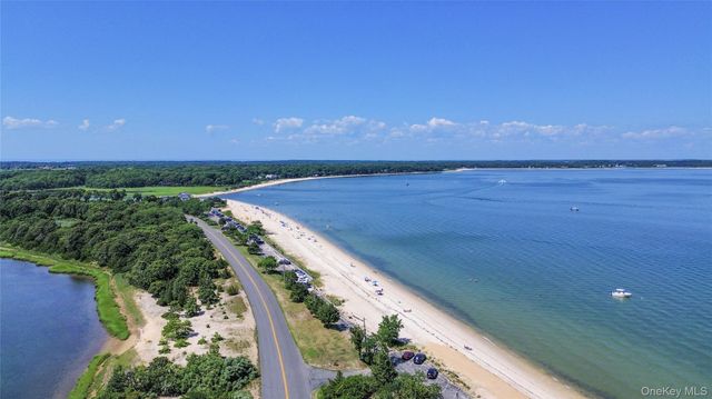8275 Skunk Lane, Cutchogue, NY 11935