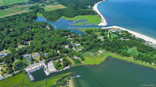 8275 Skunk Lane, Cutchogue, NY 11935