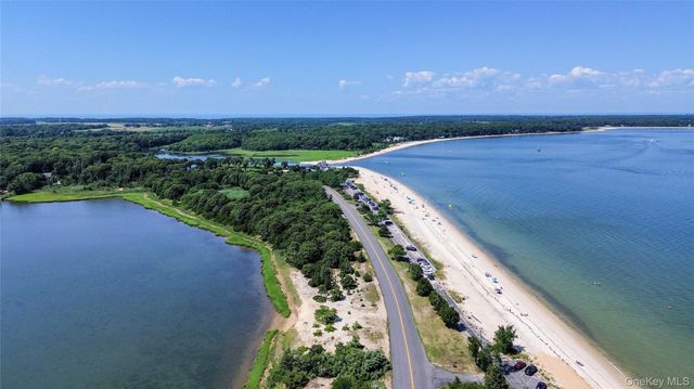 8275 Skunk Lane, Cutchogue, NY 11935
