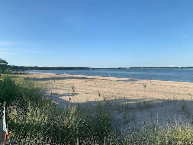 8275 Skunk Lane, Cutchogue, NY 11935