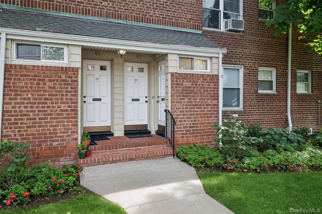 43 Edwards Street 1-B, Roslyn Heights, NY 11577