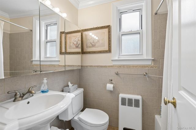 43 Edwards Street 1-B, Roslyn Heights, NY 11577