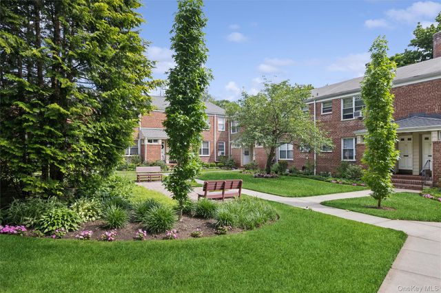 43 Edwards Street 1-B, Roslyn Heights, NY 11577