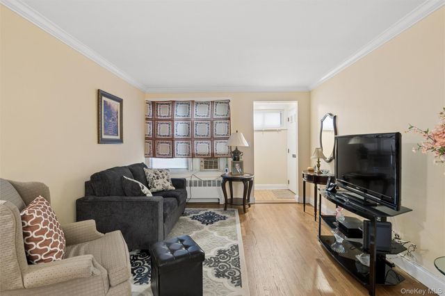 43 Edwards Street 1-B, Roslyn Heights, NY 11577