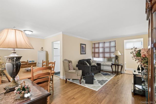 43 Edwards Street 1-B, Roslyn Heights, NY 11577
