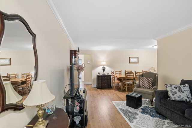 43 Edwards Street 1-B, Roslyn Heights, NY 11577