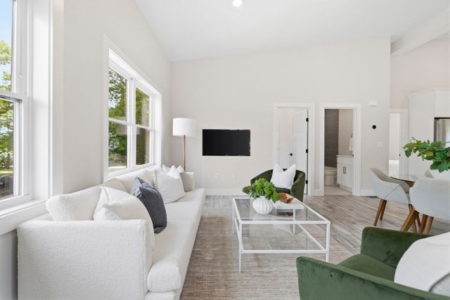 35 Miller Ave, Framingham, MA 01702