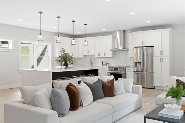 35 Miller Ave, Framingham, MA 01702
