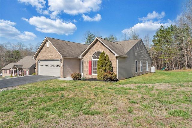 204 Montgomery Farms AVE, Moneta, VA 24121