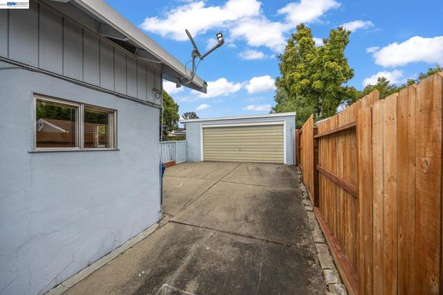 20048 Sapphire St, Castro Valley, CA 94546