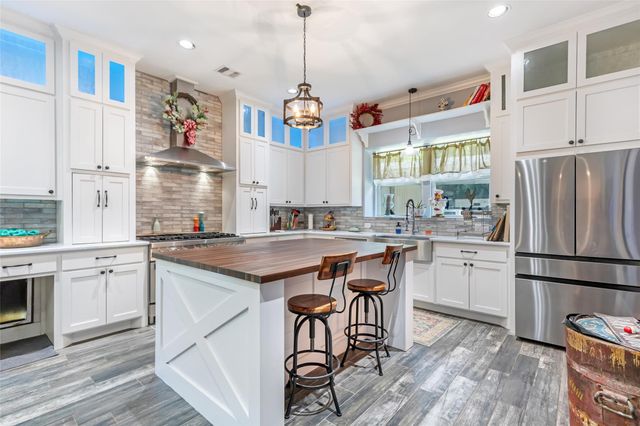 20801 Plaza Circle, Crosby, TX 77532