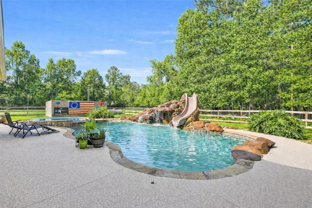 20801 Plaza Circle, Crosby, TX 77532