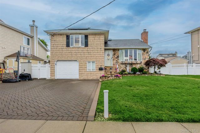 3 Jackson Place, Massapequa, NY 11758
