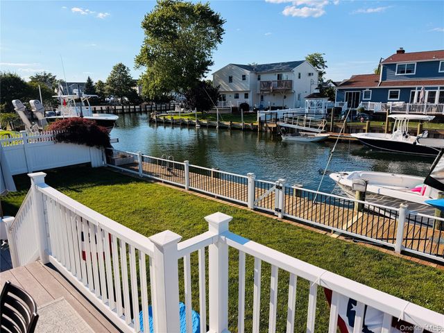 3 Jackson Place, Massapequa, NY 11758