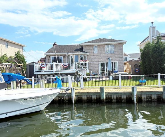 3 Jackson Place, Massapequa, NY 11758