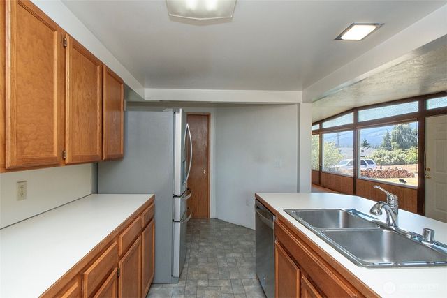 1027 W 9th Street, Port Angeles, WA 98363