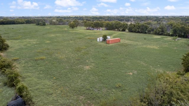 754 County Road 4015, Savoy, TX 75479