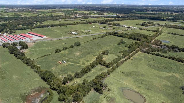 754 County Road 4015, Savoy, TX 75479