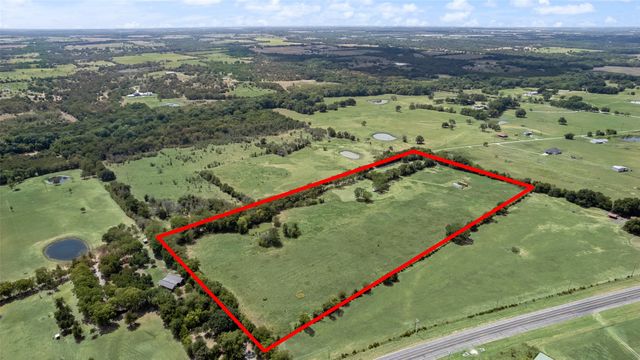 754 County Road 4015, Savoy, TX 75479