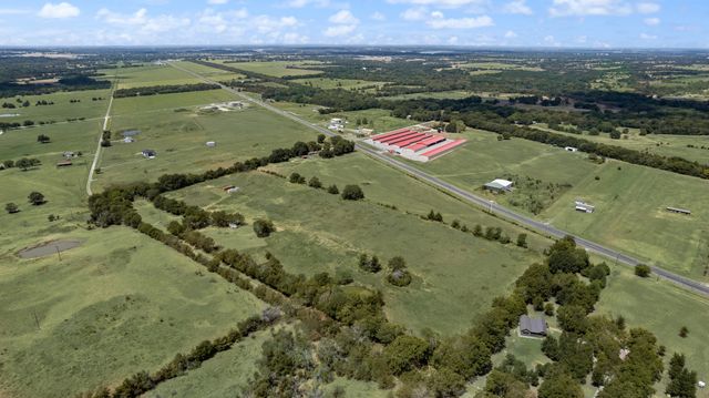 754 County Road 4015, Savoy, TX 75479