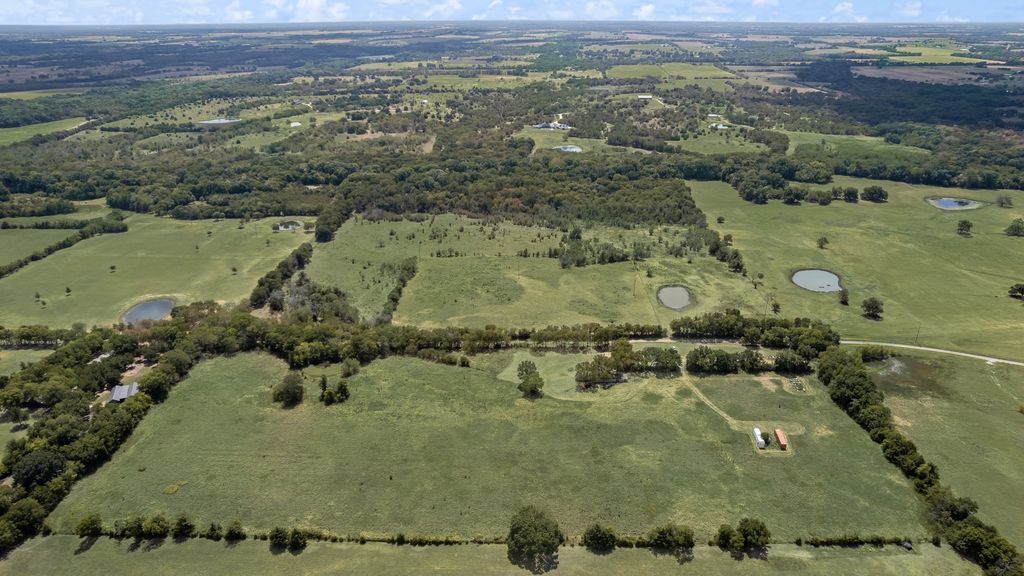 754 County Road 4015, Savoy, TX 75479